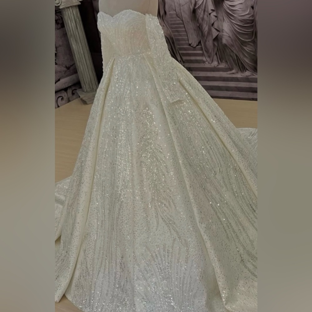 Stunning Off-Shoulder Cream Gown - Picture 3 of 3